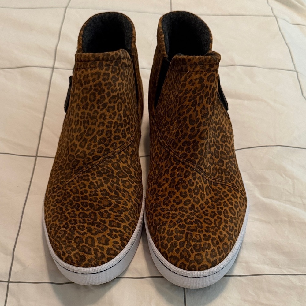 Clarks Leopard Print High Top Sneakers Size 8